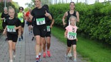 Groep rennende mensen.