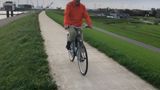 Fietsende man.