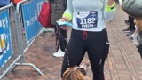 Vrouw met een medaille en haar hond.