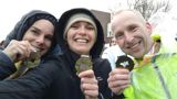 Drie mensen met een medaille.