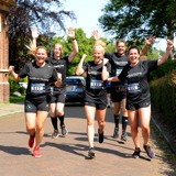 Vrolijke groep mensen rent samen.