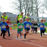 Groep rennende mensen.