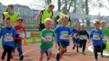Groep rennende mensen.