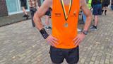 Man met medaille.