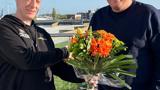 Twee mannen met bloemen.
